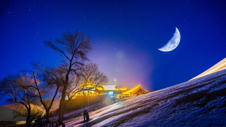 甘肃敦煌月牙泉昼夜雪景尽呈大漠“冬趣”