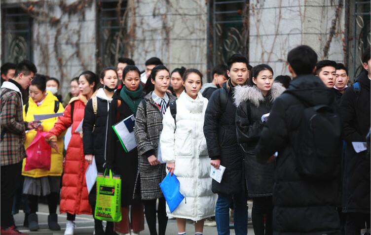 中央戏剧学院初试开考 帅哥美女排长龙素颜颜值高