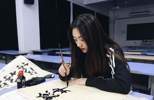 女生节玩出新花样 高校“女神”大比拼