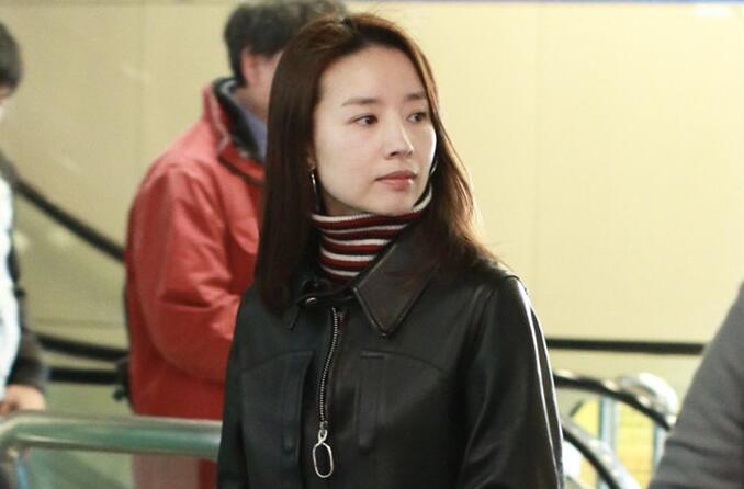 董洁不施粉黛更显气质清纯 低首浅笑温婉文艺