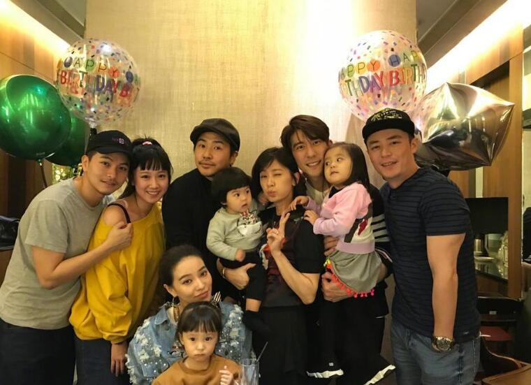 贾静雯晒修杰楷生日聚会照 霍建华欧弟到场祝贺