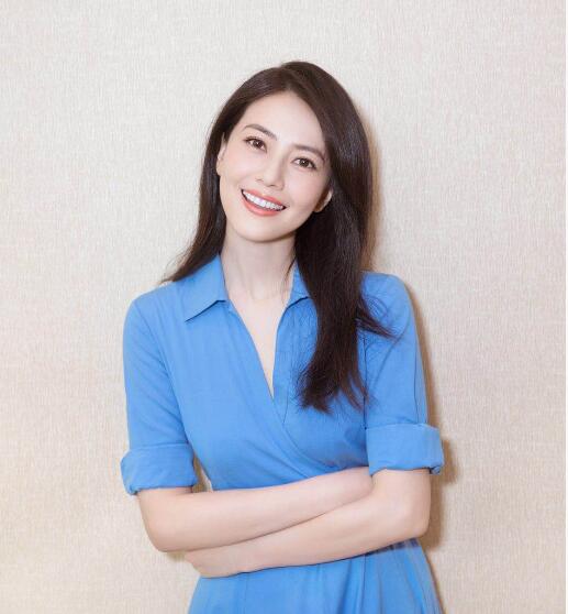 高圆圆穿蓝色连衣裙现身 淡妆尽显清新甜美