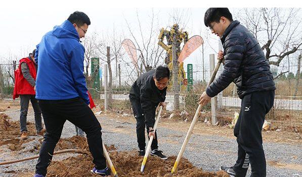 山东理工大学公益植树活动：种一棵小树，绿一方净土
