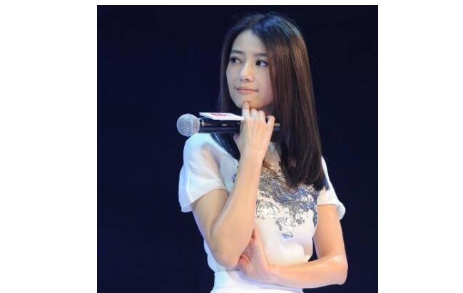 高圆圆穿白裙参加活动 网友：这裙子看着好气人！